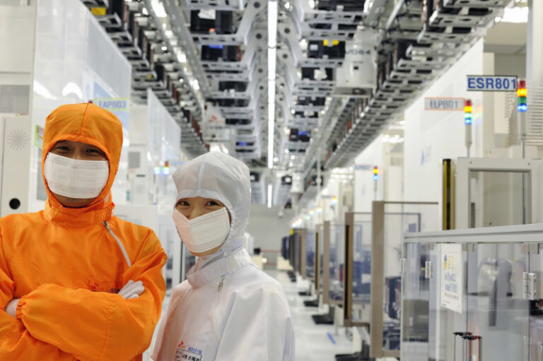 SK hynix cleanroom technicians. Archival image; not the proposed U.S. factory.